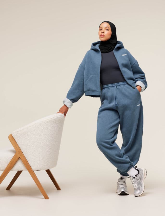 L'ensemble De Survêtement Gris Gymshark Porté Par Manon Azem Dans Le Film Friendzone L'ensemble De Survêtement Gris Gymshark Porté Par Manon Azem Dans Le Film Friendzone